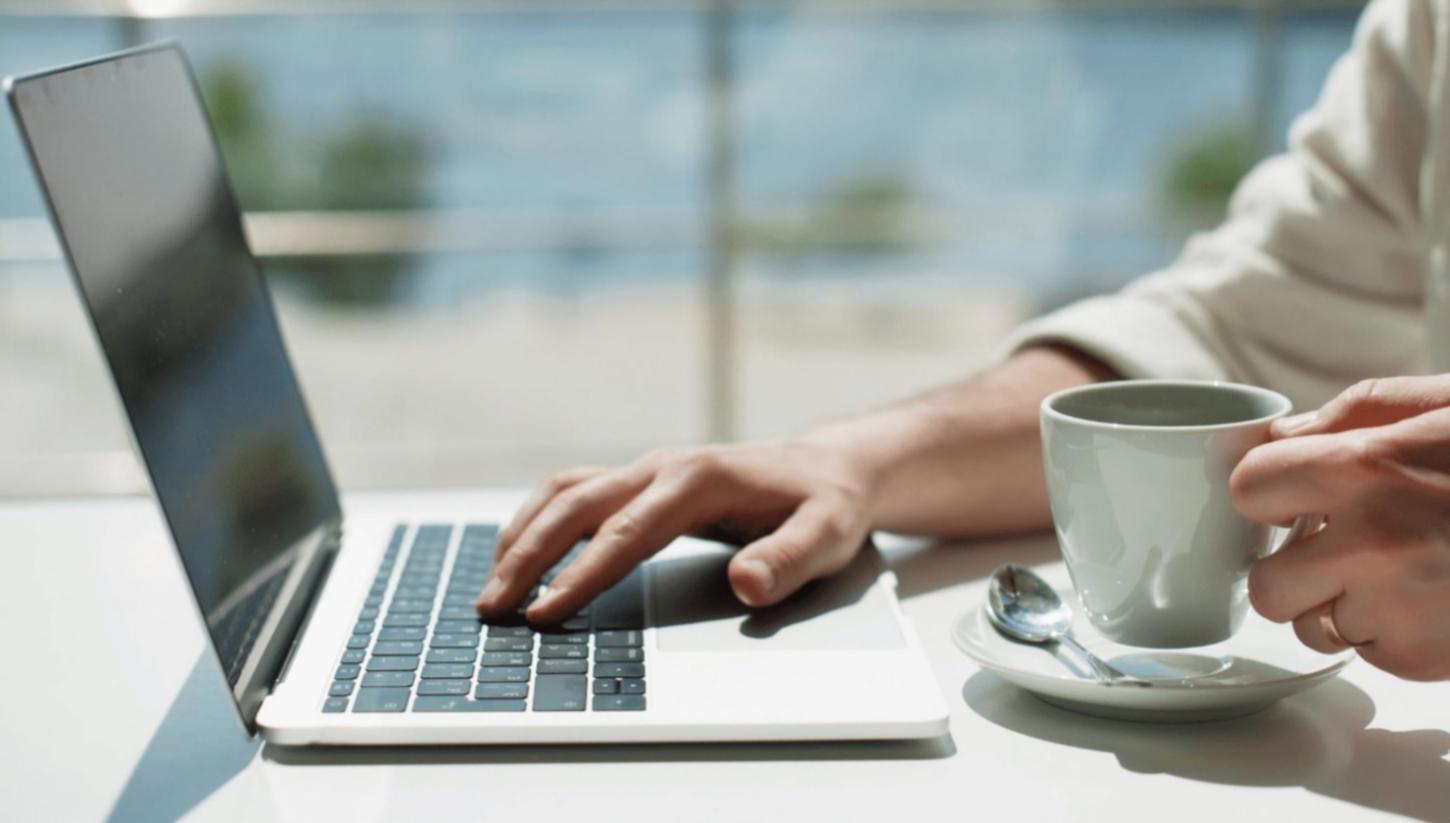 Finanzplanungsdokumente mit Taschenrechner und Notizen auf einem Schreibtisch